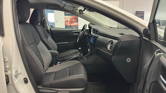 Toyota Auris 12 of 27