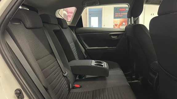 Toyota Auris 14 of 27