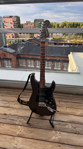 Fender Squier Stratocaster elgitarr svart