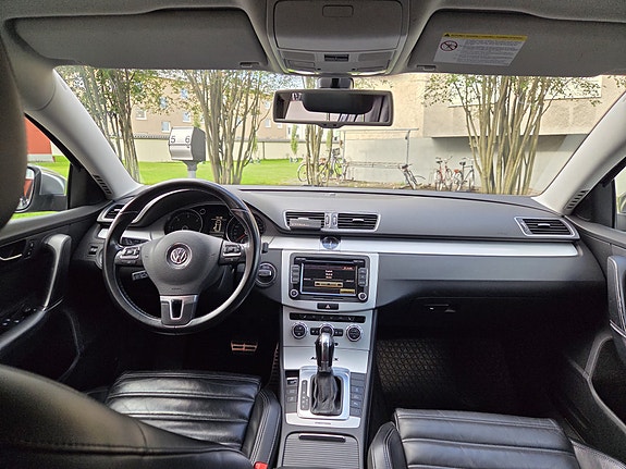 Volkswagen Passat Alltrack 3 of 9