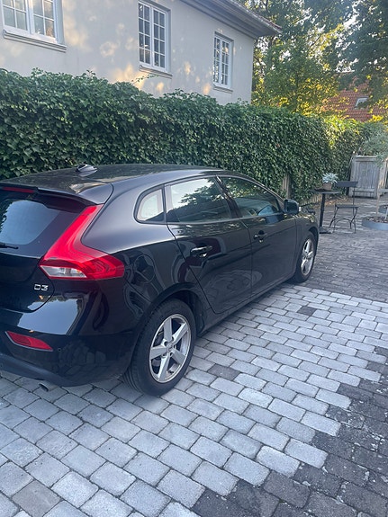 Volvo V40 2 of 5