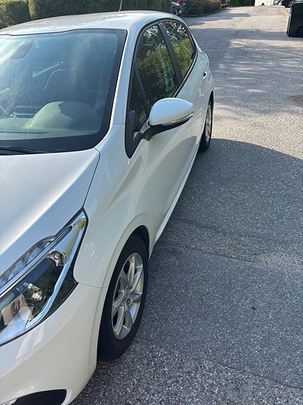 Peugeot 208 2 of 8