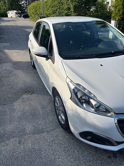 Peugeot 208 6 of 8