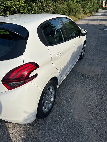 Peugeot 208 5 of 8
