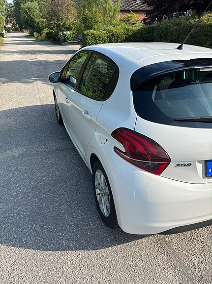 Peugeot 208 3 of 8