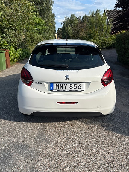 Peugeot 208 4 of 8