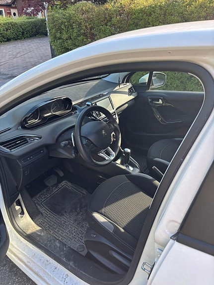 Peugeot 208 7 of 8
