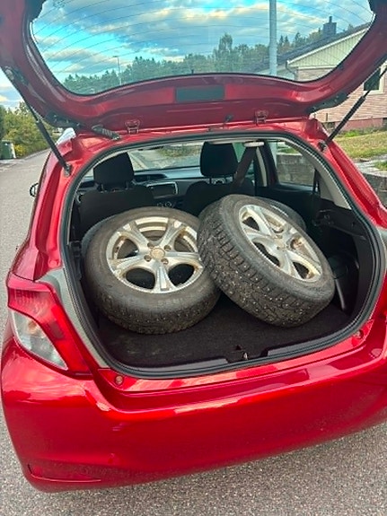 Toyota Yaris 3 of 3