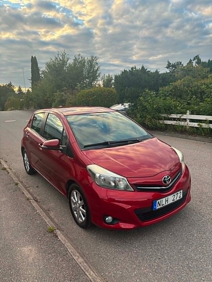 Toyota Yaris 2 of 3