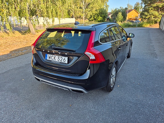 Volvo V60 2 of 8