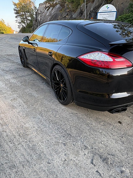 Porsche Panamera GTS 3 of 10