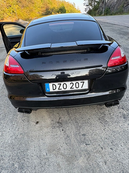 Porsche Panamera GTS 4 of 10