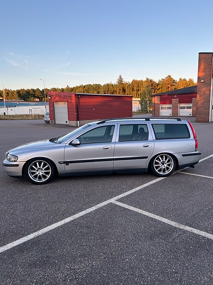 Volvo V70 2 of 15