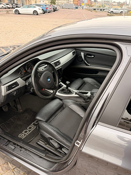 BMW 320i 7 of 11