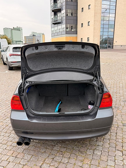 BMW 320i 10 of 11