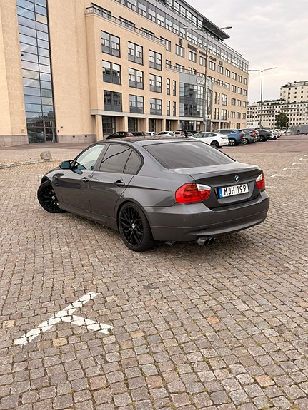 BMW 320i 4 of 11