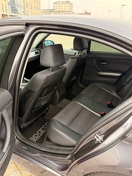 BMW 320i 9 of 11