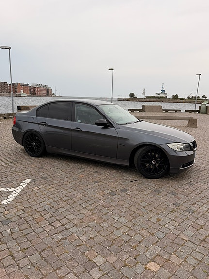 BMW 320i 2 of 11