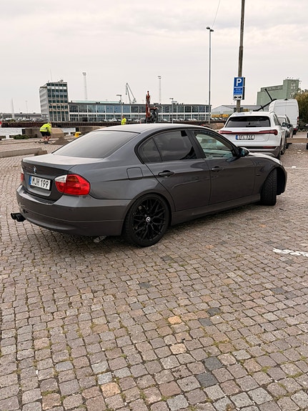 BMW 320i 3 of 11