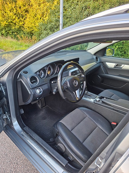Mercedes-Benz C220 2 of 7
