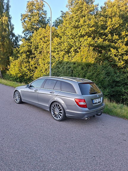 Mercedes-Benz C220 3 of 7