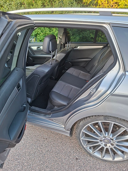 Mercedes-Benz C220 4 of 7
