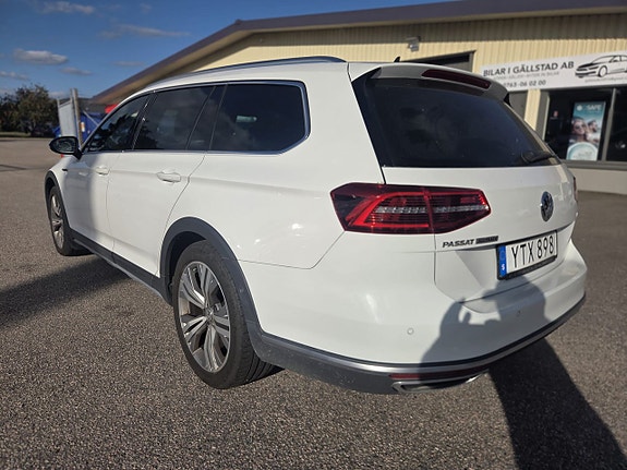 Volkswagen Passat Alltrack 3 of 12