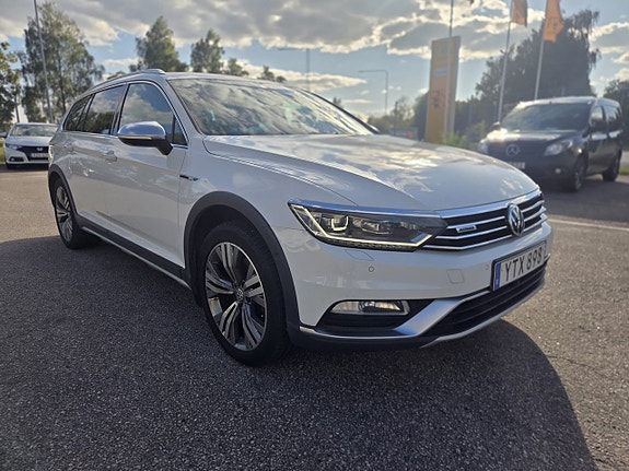 Volkswagen Passat Alltrack 2 of 12