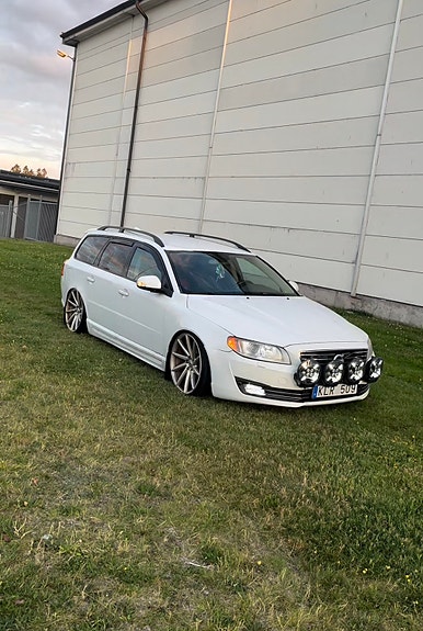 Volvo V70 2 of 5