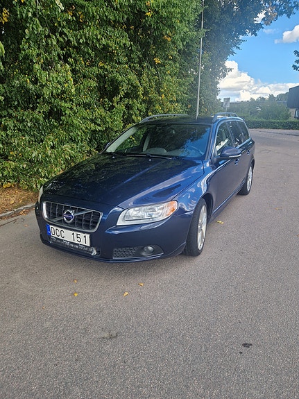 Volvo V70 2 of 7