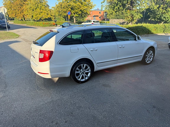 Skoda Superb 2 of 13