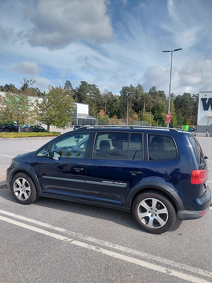Volkswagen Touran Cross 4 of 9