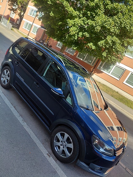 Volkswagen Touran Cross 3 of 9