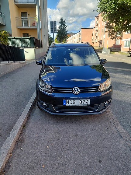 Volkswagen Touran Cross 2 of 9