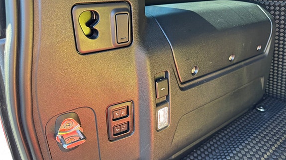 Land Rover Defender 90 17 of 24