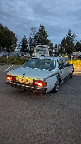 BMW 733i 4 of 5