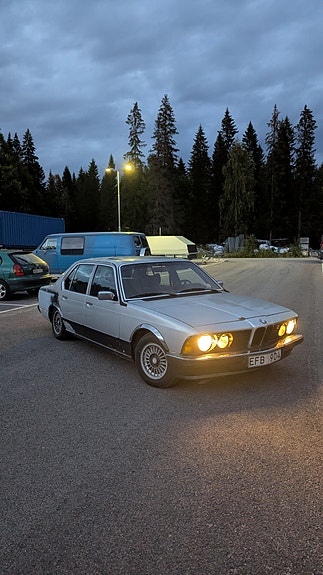 BMW 733i 2 of 5
