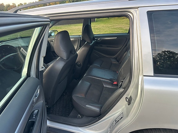 Volvo V70 7 of 12