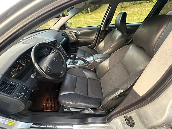 Volvo V70 8 of 12