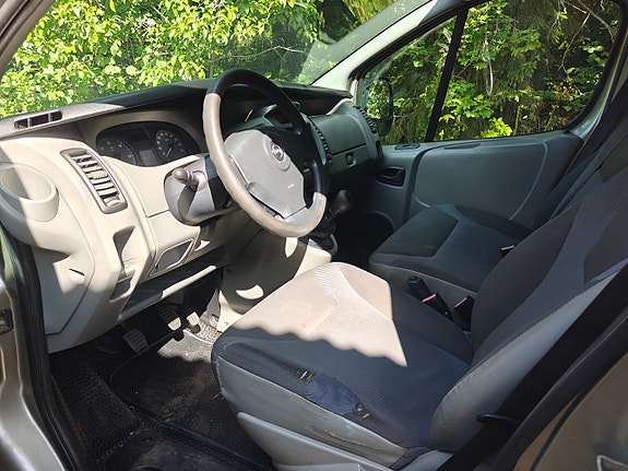 Opel Vivaro 12 of 16