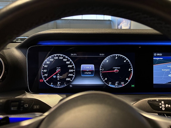 Mercedes-Benz E220 11 of 24