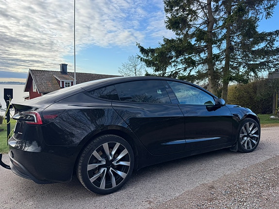 Tesla Model 3 4 of 8