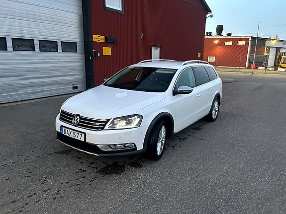 Volkswagen Passat Alltrack 2 of 9