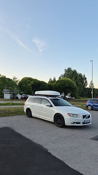 Volvo V70 2 of 16