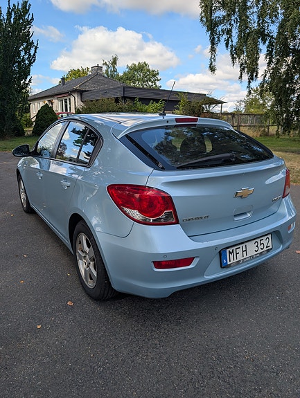 Chevrolet Cruze 2 of 10