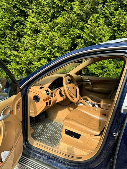 Porsche Cayenne 6 of 8