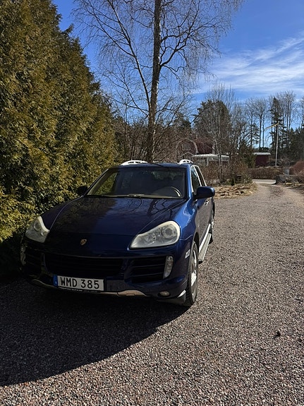 Porsche Cayenne 2 of 8