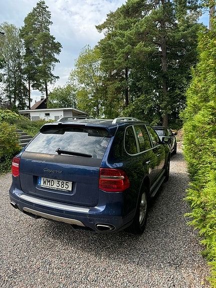 Porsche Cayenne 3 of 8