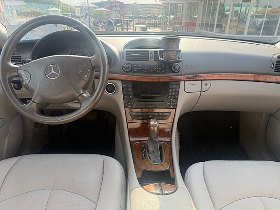 Mercedes-Benz E200 6 of 8