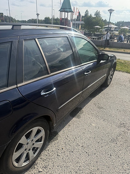 Mercedes-Benz E200 2 of 8